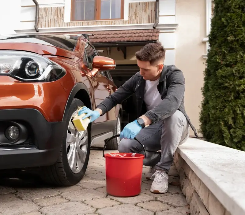 Lavage auto à domicile Capestang : professionnel intervenant sur un véhicule